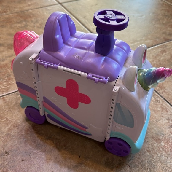 Kindi Kids‎ Hospital Corner - Unicorn Ambulance toy - Picture 1 of 3